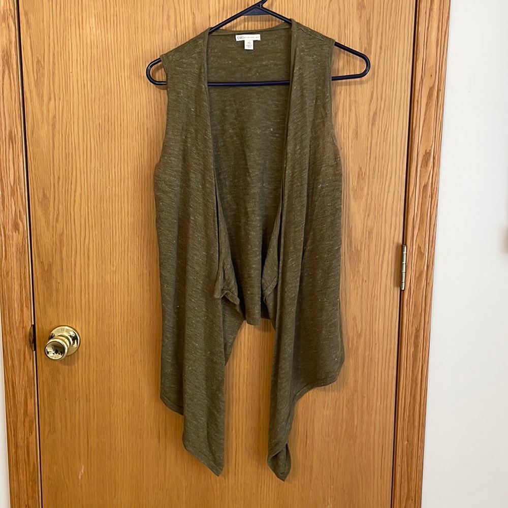 Open sweater vest with tapered sides